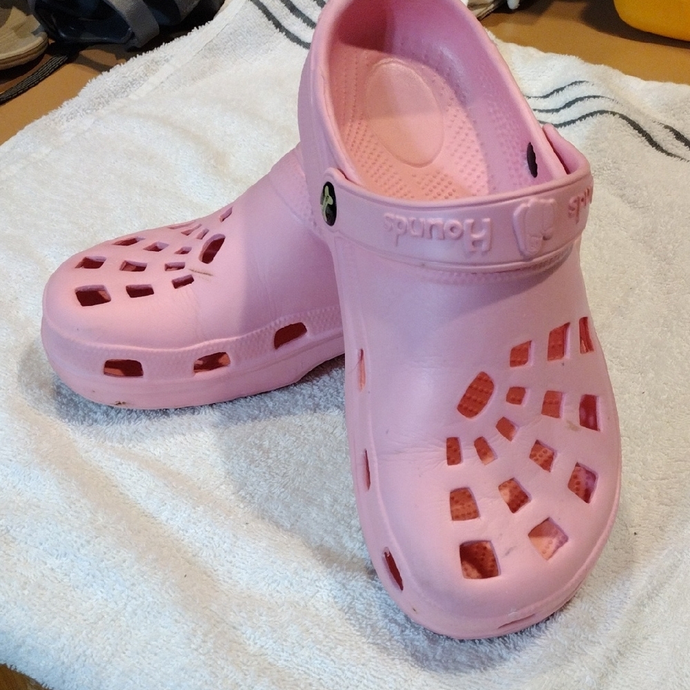Hounds cozy And Comfortable Pink Perforated Mules with Raised Heel Strap - Picture 2 of 4